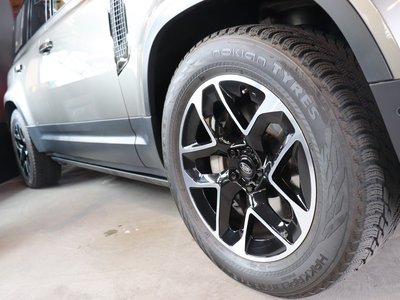 LAND ROVER DEFENDER - 9