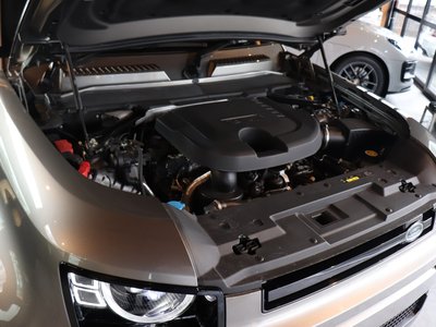 LAND ROVER DEFENDER - 4