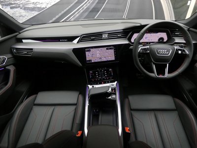 صورة 12 لـ 2025 AUDI Q8 E-TRON