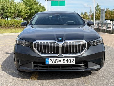 2025 BMW 5 SERIES 照片 2
