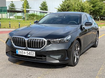 2025 BMW 5 SERIES 照片 1