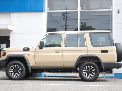 TOYOTA LAND CRUISER 70 - 6