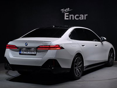 2025 BMW 5 SERIES — фото 4