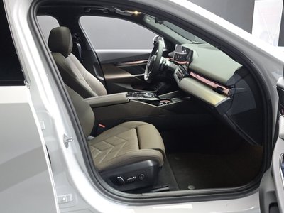 2025 BMW 5 SERIES — миниатюра 16