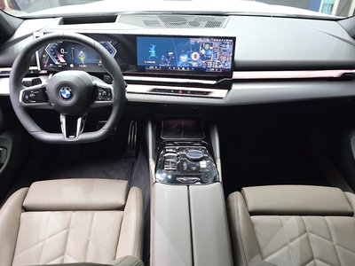 2025 BMW 5 SERIES — фото 5