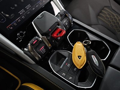 LAMBORGHINI URUS - 9