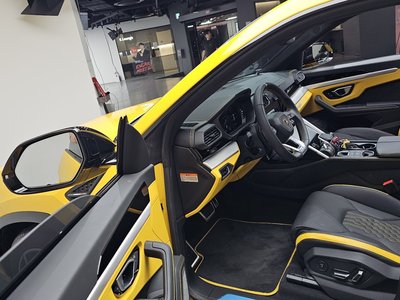 LAMBORGHINI URUS - 10