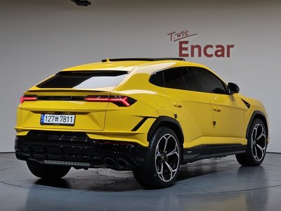 LAMBORGHINI URUS - 3