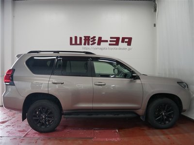 2023 Toyota LAND CRUISER PRADO photo 3