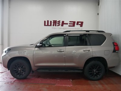 2023 Toyota LAND CRUISER PRADO photo 2