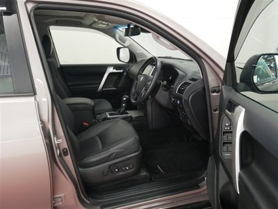 2023 Toyota LAND CRUISER PRADO photo 5
