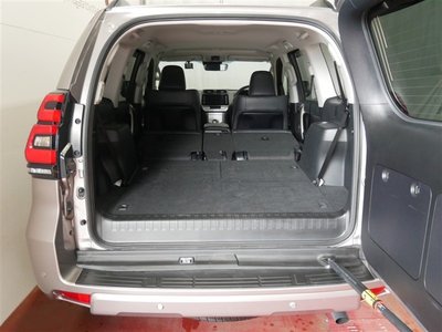 2023 Toyota LAND CRUISER PRADO photo 9