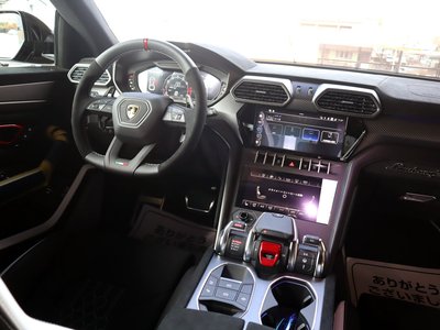 LAMBORGHINI URUS - 3