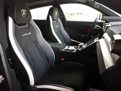 LAMBORGHINI URUS - 4