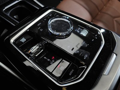 2025 BMW 7 SERIES photo 9