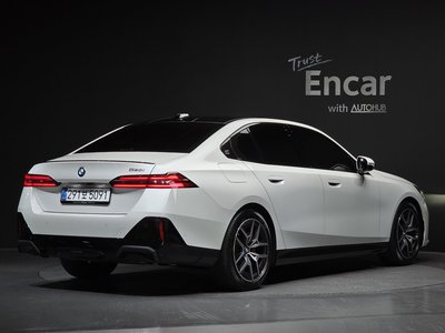 2025 BMW 5 SERIES — фото 3