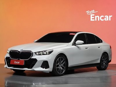 2025 BMW 5 SERIES — фото 1