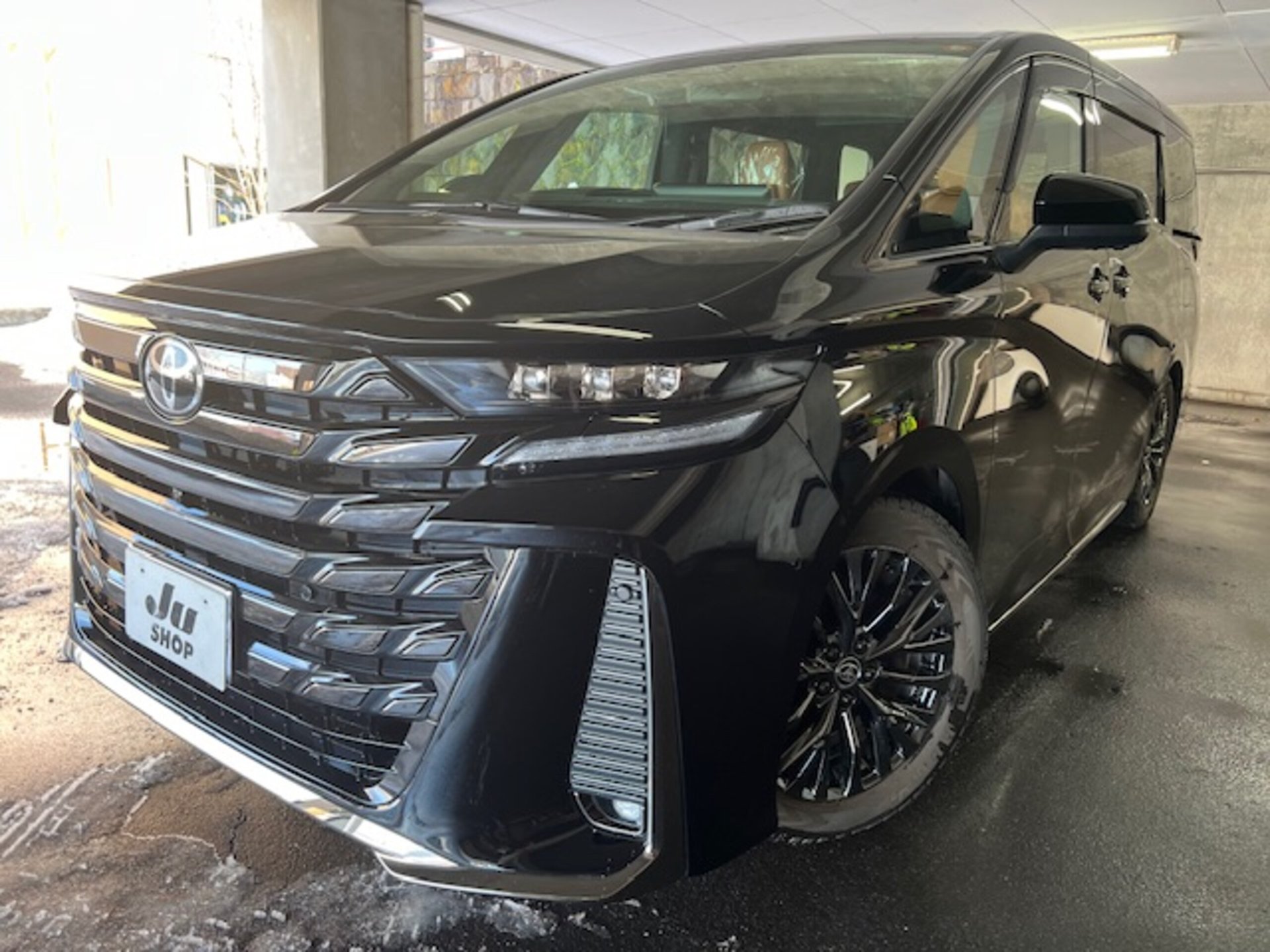 TOYOTA VELLFIRE - View 1