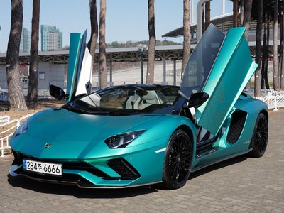 LAMBORGHINI AVENTADOR - 1