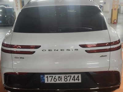 صورة 2 لـ 2025 Genesis GV70