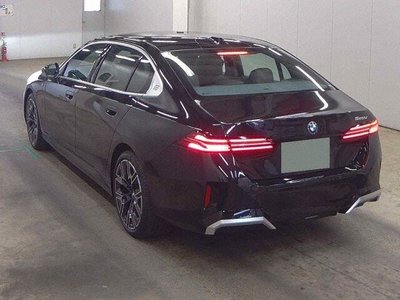2025 BMW 5 SERIES 照片 2