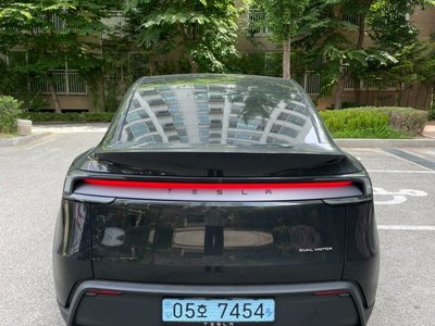 TESLA MODEL Y - 8