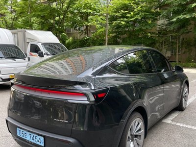 TESLA MODEL Y - 7