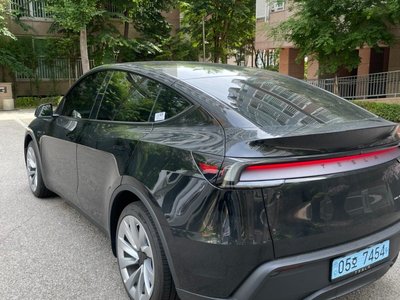 TESLA MODEL Y - 5