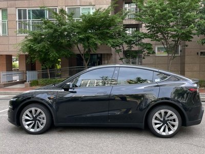 TESLA MODEL Y - 3
