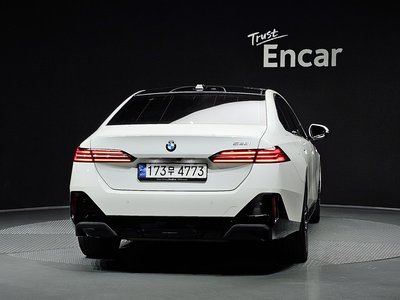 2024 BMW 5 SERIES — фото 3