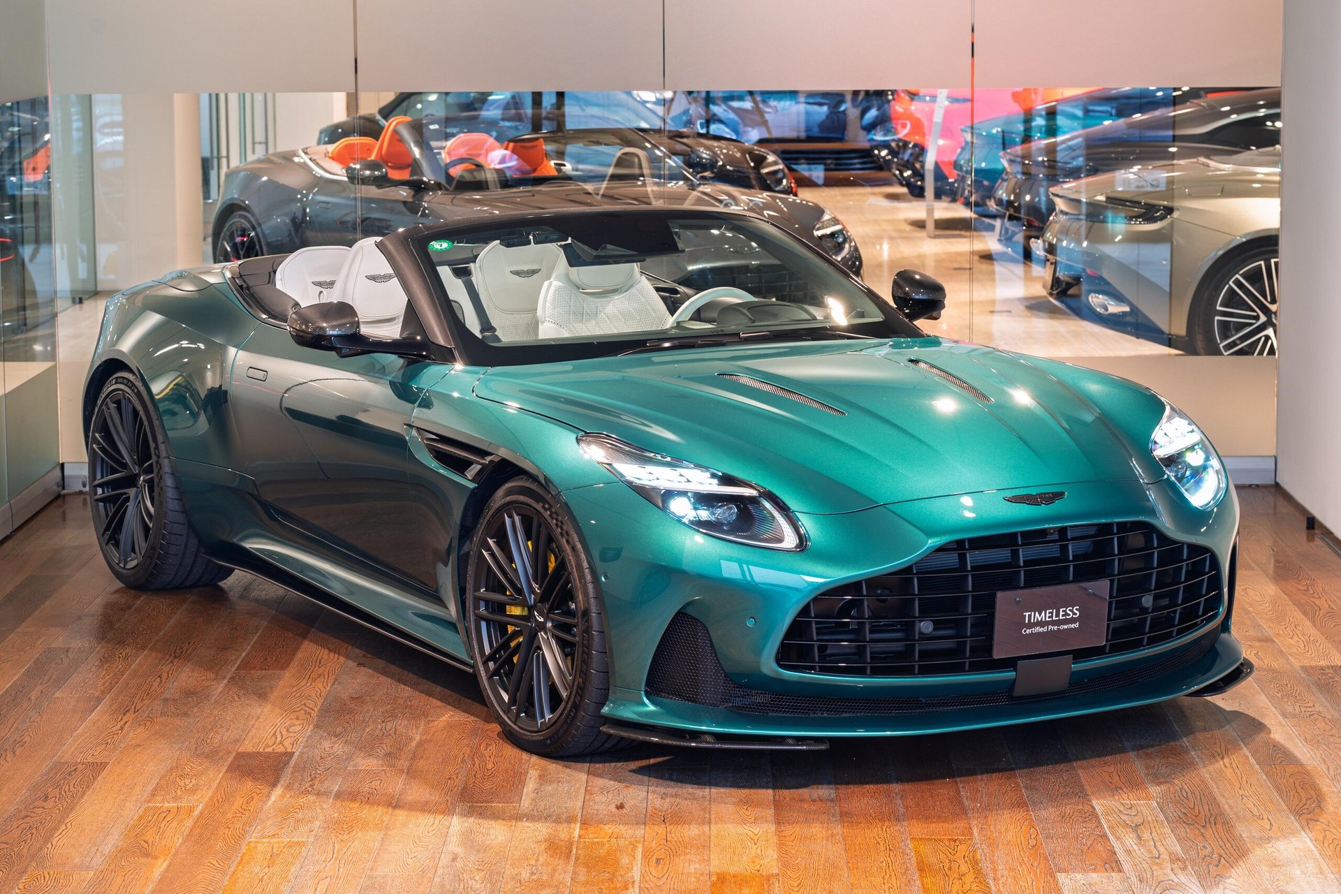 ASTON MARTIN DB12 VOLANTE - View 1