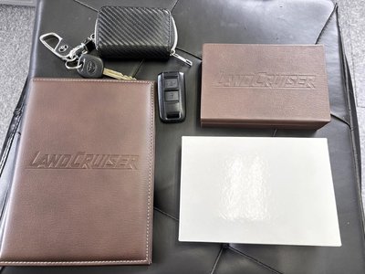 TOYOTA LAND CRUISER 70 - 3