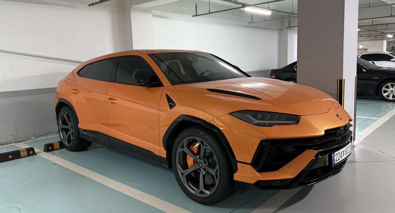LAMBORGHINI URUS - View 1