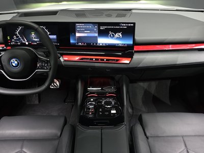 2025 BMW 5 SERIES 照片 4