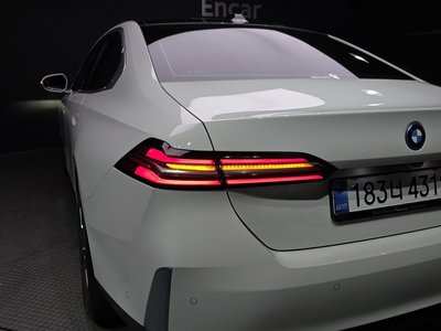 صورة 10 لـ 2025 BMW 5 SERIES