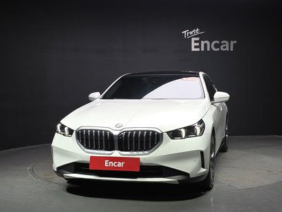 2025 BMW 5 SERIES 照片 2
