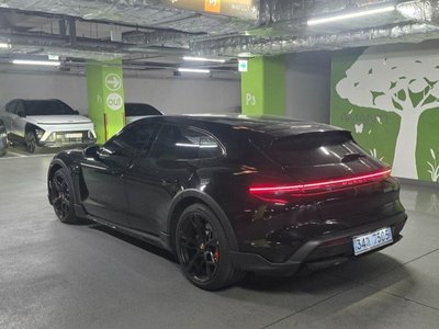 2025 Porsche TAYCAN photo 4