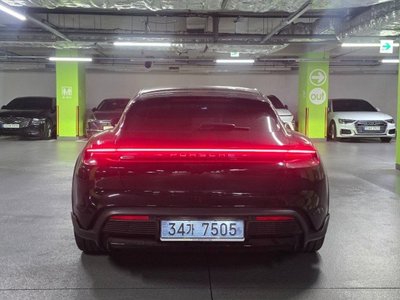 2025 Porsche TAYCAN photo 3