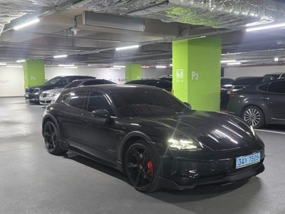 2025 Porsche TAYCAN photo 1