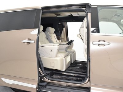 2025 Toyota ALPHARD — фото 10