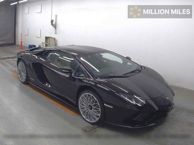 LAMBORGHINI AVENTADOR - 1