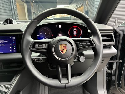 2025 Porsche MACAN photo 3