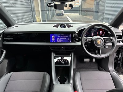 2025 Porsche MACAN photo 2
