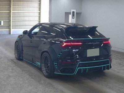 2019 Lamborghini URUS photo 2