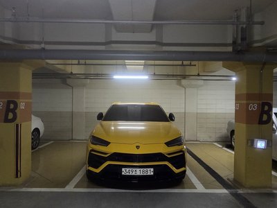 LAMBORGHINI URUS - 1