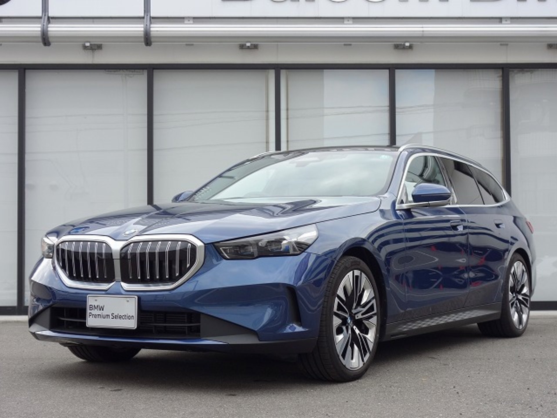 BMW 5 SERIES TOURING - View 1