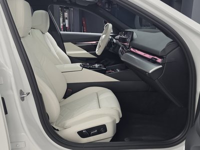 2025 BMW 5 SERIES thumbnail 11