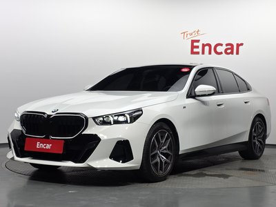 2025 BMW 5 SERIES photo 1