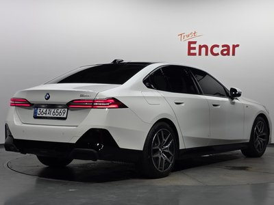 2025 BMW 5 SERIES photo 4