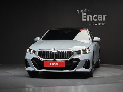 2025 BMW 5 SERIES photo 3